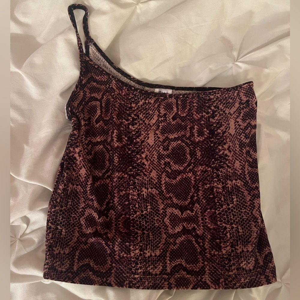 One shoulder crop top